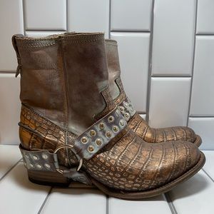 Free Bird Ramone in Ice Blue. Size 7.